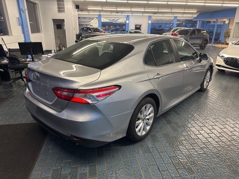 Used 2018 Toyota Camry LE image 4