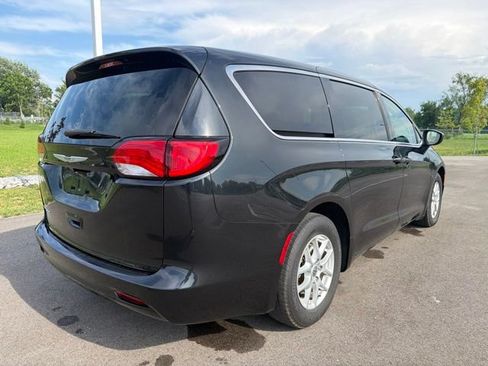 Used 2022 Chrysler Voyager LX FWD image 7