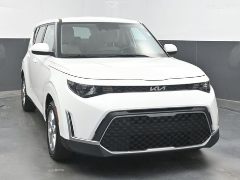 Used 2024 Kia Soul LX w/ Option Group 015 FWD image 2
