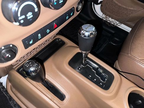 Used 2016 Jeep Wrangler Unlimited Rubicon w/ Connectivity Group AWD/4WD image 11