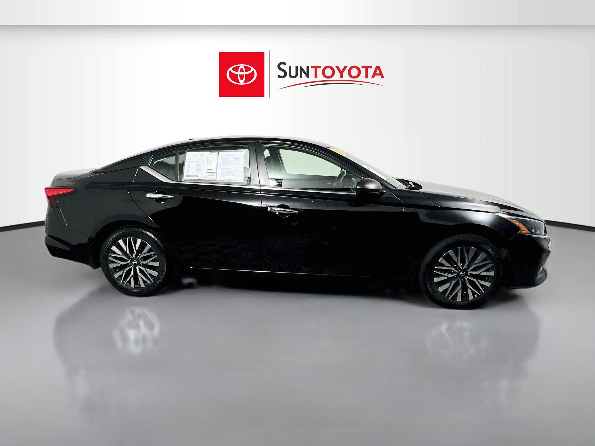 Used 2024 Nissan Altima 2.5 SV FWD image 2
