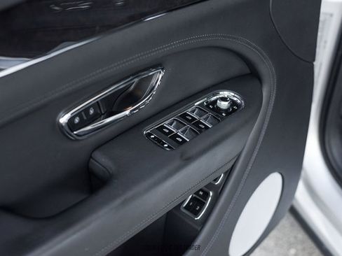 Used 2021 Bentley Bentayga AWD/4WD image 38