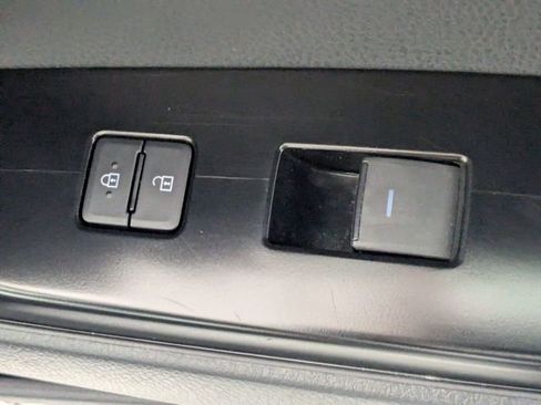 Used 2025 Toyota Camry SE image 32