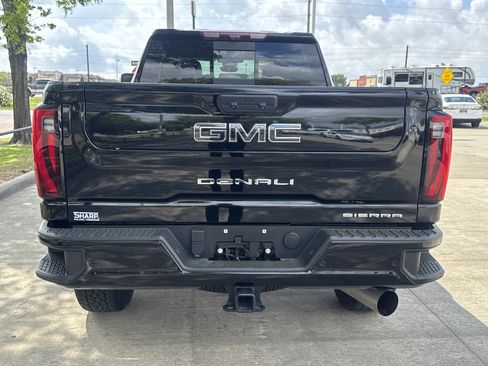 Used 2025 GMC Sierra 2500 Denali Ultimate image 11