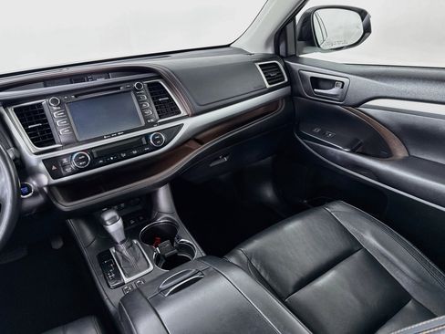 Used 2017 Toyota Highlander XLE AWD/4WD image 24