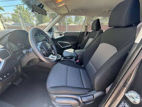 Used 2025 Kia Soul LX w/ LX Technology Package FWD image 22
