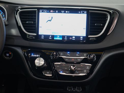 Used 2025 Chrysler Pacifica Select FWD image 18