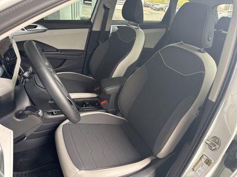 Used 2025 Volkswagen Taos SE image 12