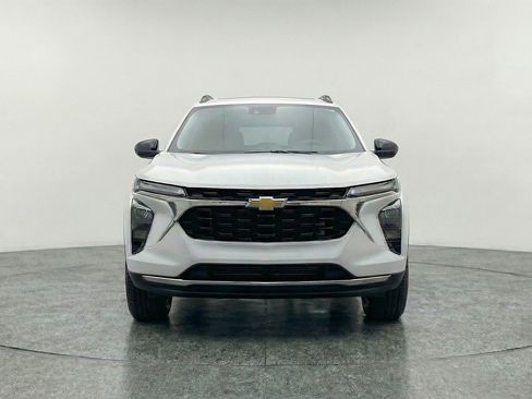 Used 2025 Chevrolet Trax LT FWD image 2