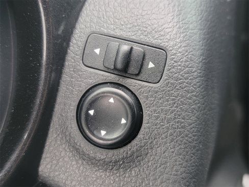 Used 2018 Nissan Rogue SV image 28