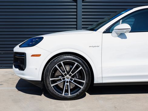 New 2025 Porsche Cayenne Turbo image 11