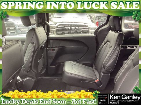 New 2026 Chrysler Pacifica Select image 16