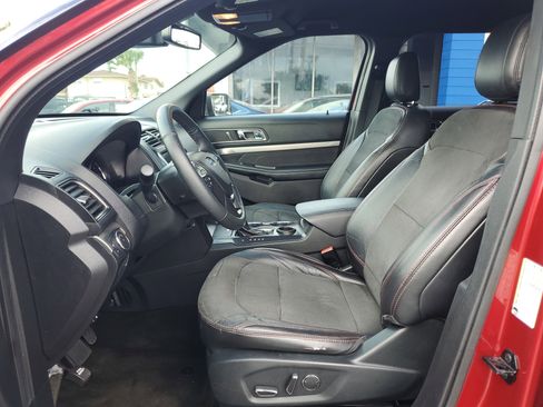 Used 2018 Ford Explorer XLT w/ Equipment Group 202A image 10