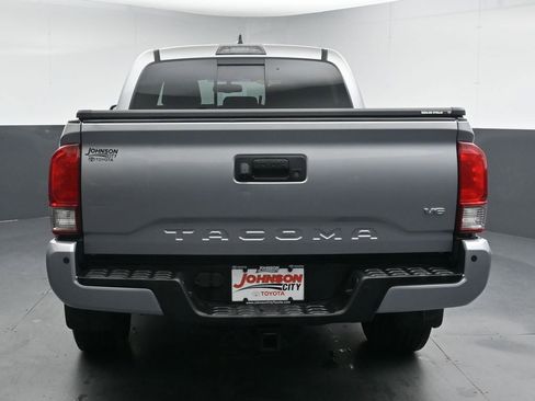 Used 2017 Toyota Tacoma TRD Off-Road w/ Premium & Technology Package AWD/4WD image 8