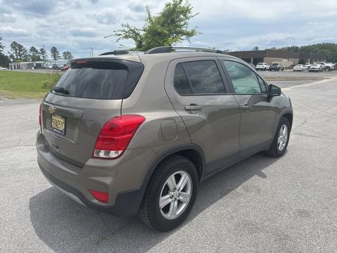 Used 2021 Chevrolet Trax LT w/ Driver Confidence Package FWD image 9