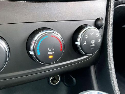 Used 2014 Dodge Avenger SE FWD image 35