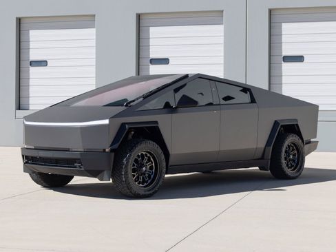 Used 2024 Tesla Cybertruck AWD Crew Cab image 5