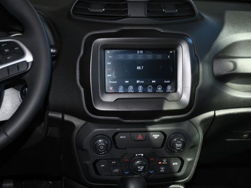 Used 2019 Jeep Renegade Latitude w/ Safety & Security Group II image 15