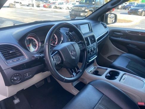 Used 2019 Dodge Grand Caravan SXT image 11