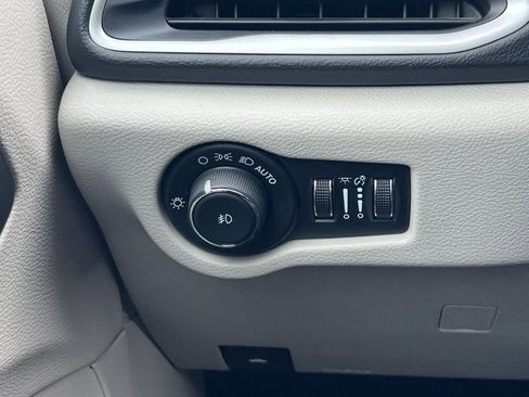 Used 2024 Chrysler Pacifica Touring-L FWD image 37