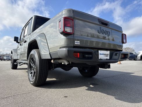 Used 2021 Jeep Gladiator Sport image 8