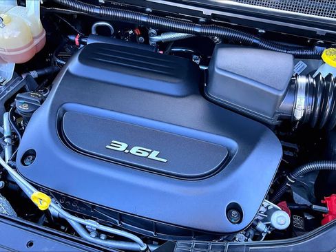 Used 2018 Chrysler Pacifica Limited w/ Tire & Wheel Group FWD image 31