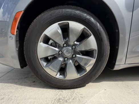 Used 2017 Chrysler Pacifica Platinum FWD image 20
