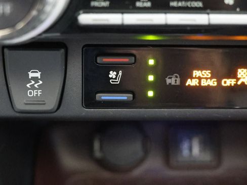 Used 2024 Toyota RAV4 Limited image 25