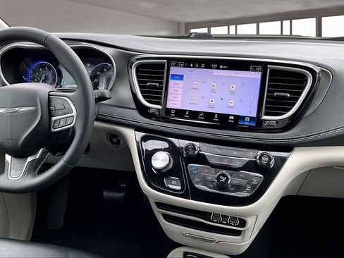 Used 2023 Chrysler Pacifica Touring-L FWD image 7
