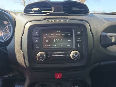 Used 2017 Jeep Renegade Latitude image 9