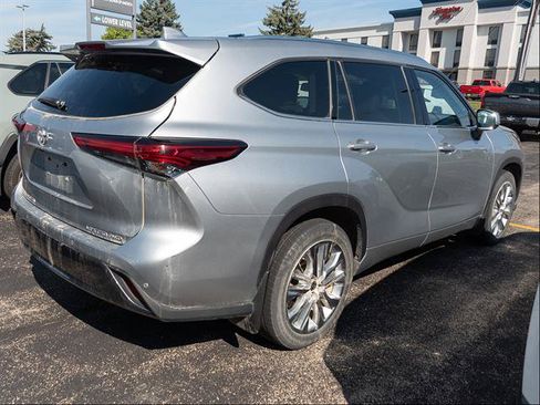 Used 2021 Toyota Highlander Limited AWD/4WD image 6