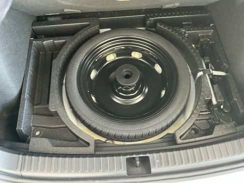 Certified 2025 Volkswagen Taos SE w/ Panoramic Sunroof Package image 23