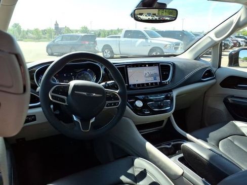 Used 2023 Chrysler Pacifica Limited AWD/4WD image 8