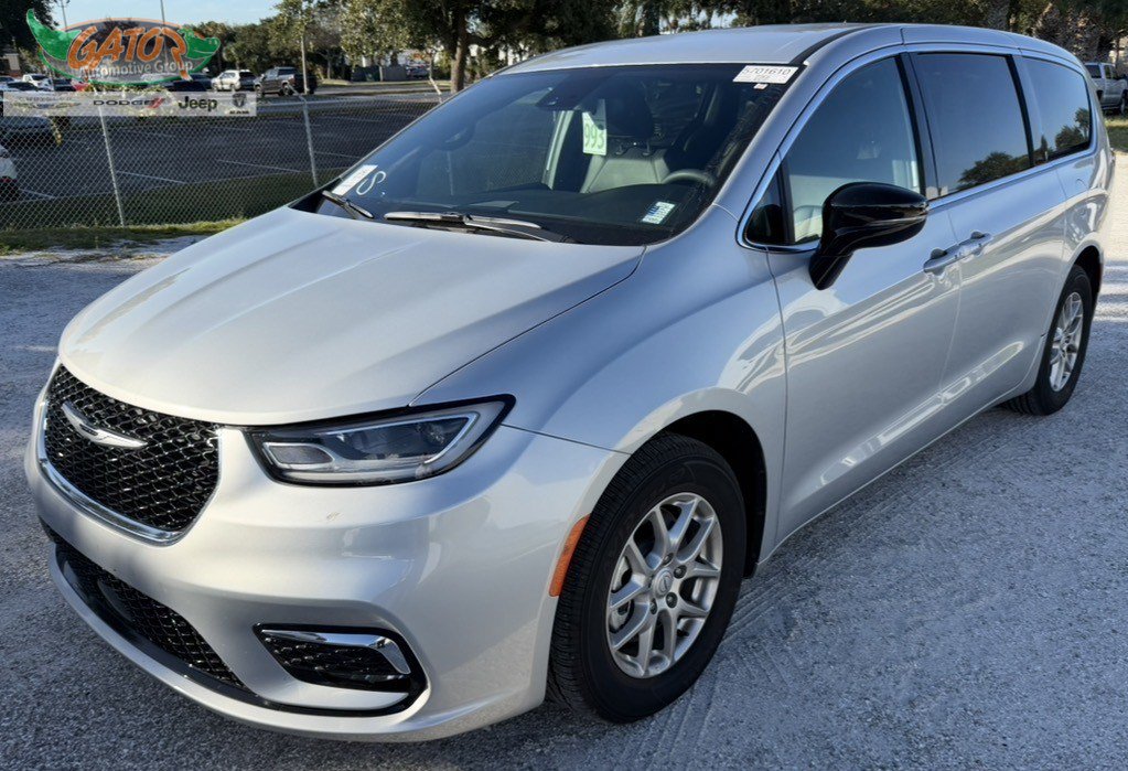 Used 2026 Chrysler Pacifica Select FWD image 1