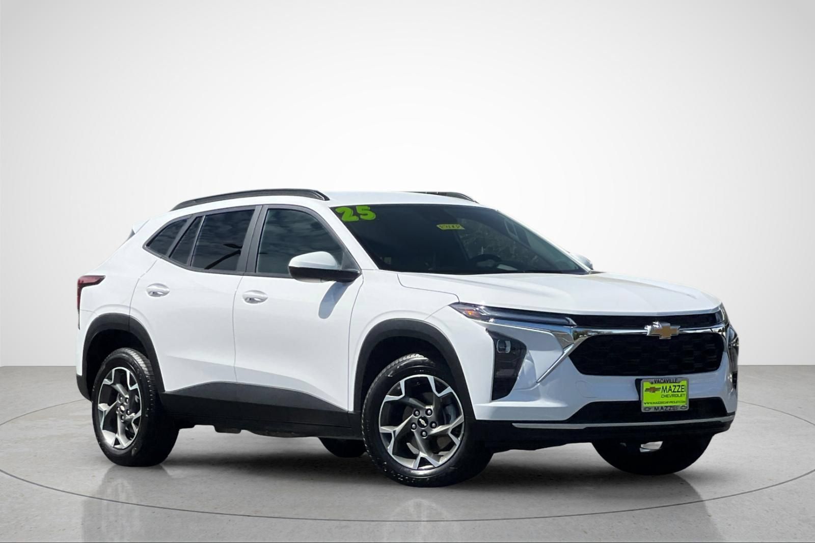 Used 2025 Chevrolet Trax LT FWD image 2