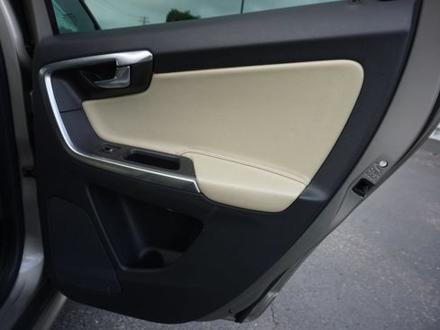 Used 2016 Volvo XC60 T5 Premier w/ Proximity Package FWD image 24