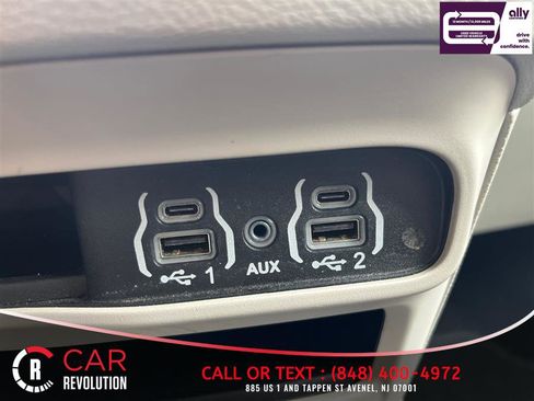 Used 2024 Chrysler Pacifica Touring-L FWD image 23