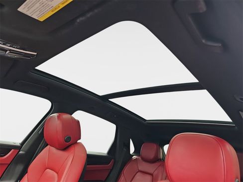 Used 2022 Porsche Cayenne image 34