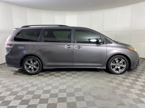 Used 2019 Toyota Sienna SE image 7