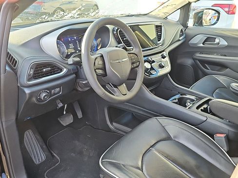 Used 2025 Chrysler Pacifica Limited image 5