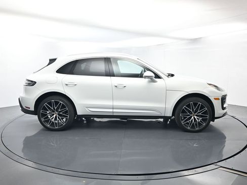 Certified 2025 Porsche Macan AWD/4WD image 16