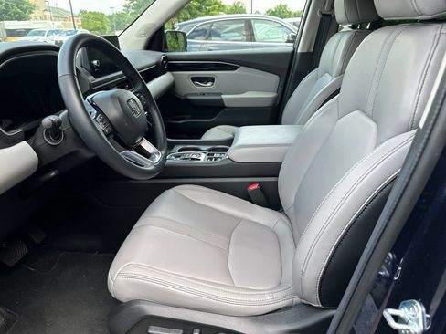 Used 2025 Honda Pilot Touring image 3