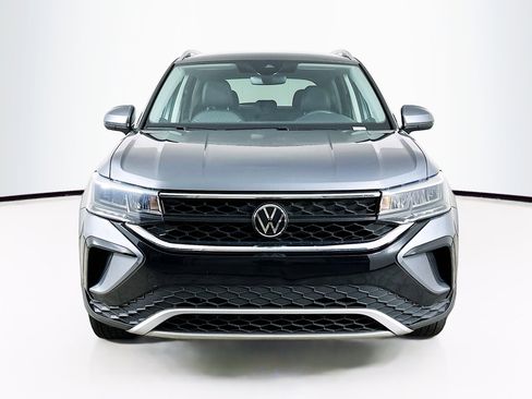 Used 2024 Volkswagen Taos SE image 2