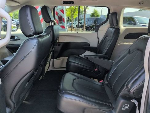 Certified 2024 Chrysler Pacifica Touring-L FWD image 13