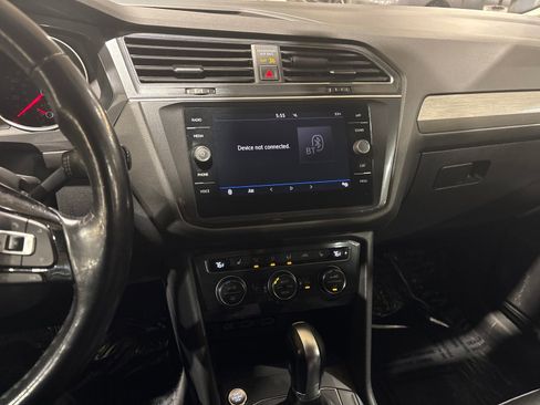 Used 2018 Volkswagen Tiguan SE image 17