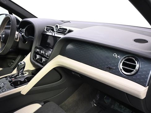 Used 2022 Bentley Bentayga AWD/4WD image 15
