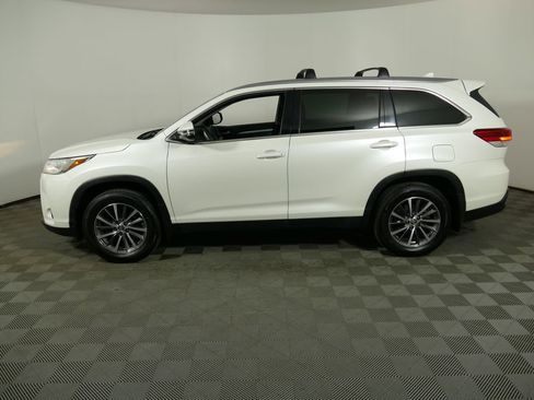 Used 2019 Toyota Highlander XLE AWD/4WD image 6