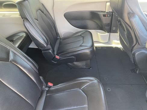 Used 2024 Chrysler Pacifica Touring-L FWD image 11