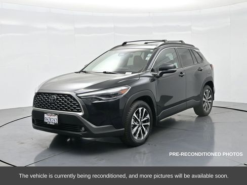 Used 2023 Toyota Corolla Cross XLE w/ Convenience Package image 2