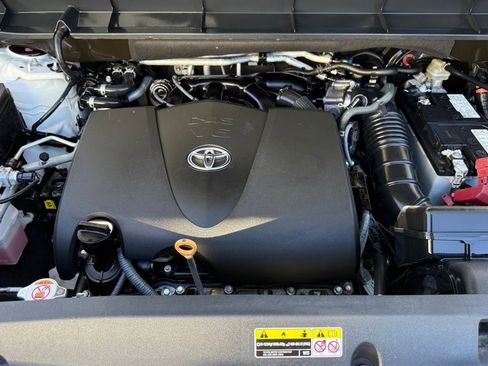 Used 2021 Toyota Highlander L FWD image 33
